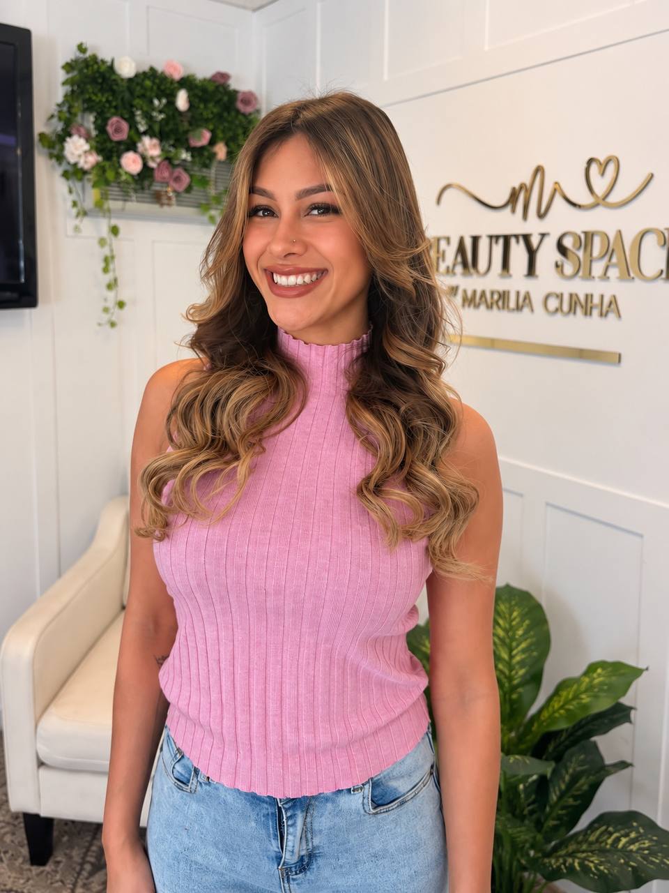 Cliente do Beauty Space com balayage caramelo e ondas