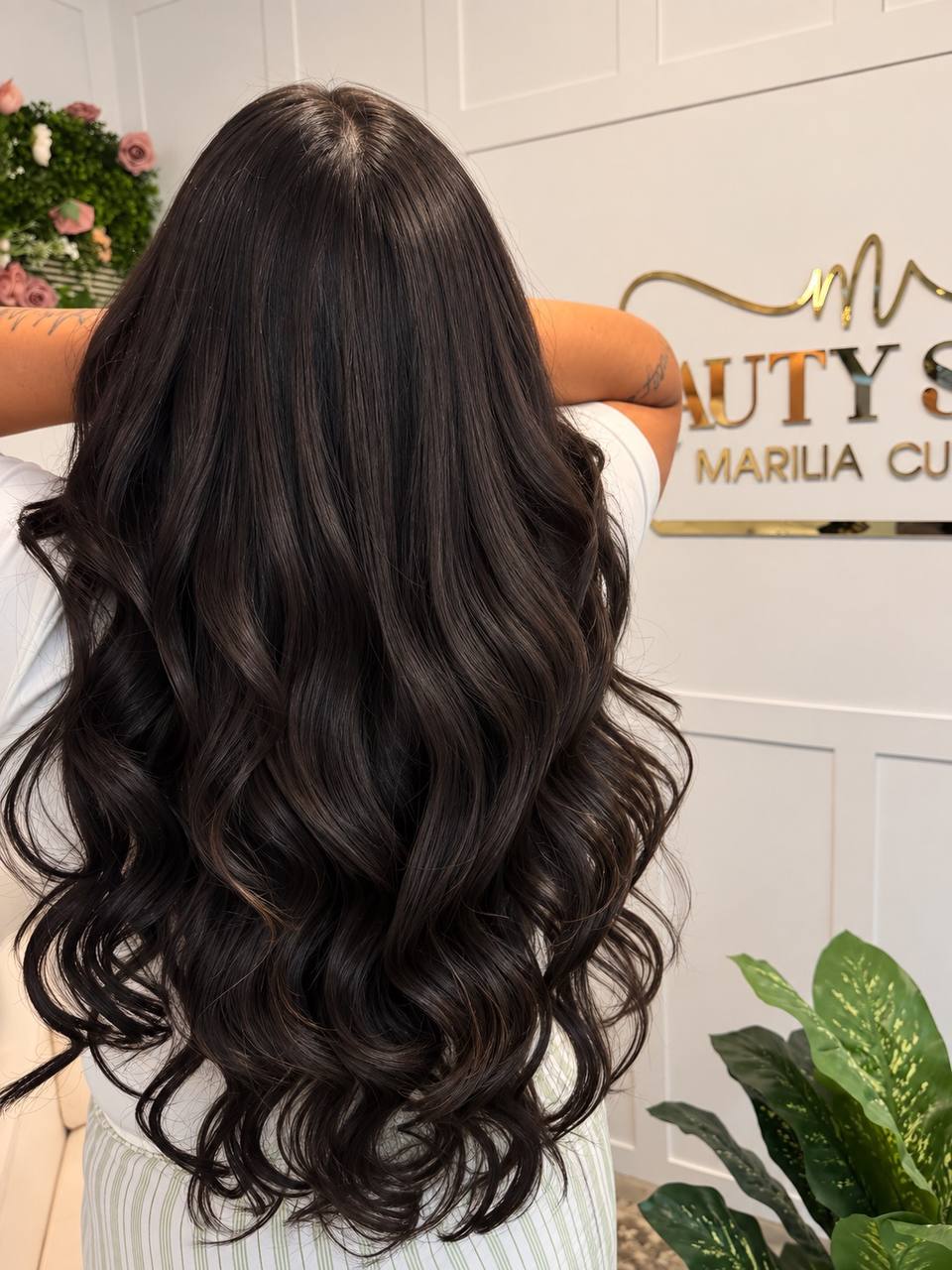 Mega hair invis&iacute;vel em cabelo escuro, comprimento longo