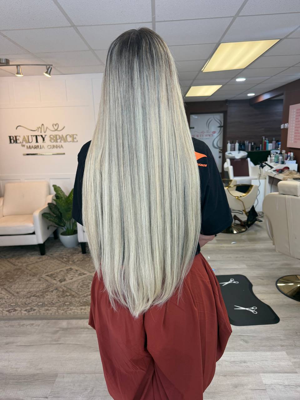 Loiro platinado longo e liso, feito no Beauty Space em Dracut, Massachusetts