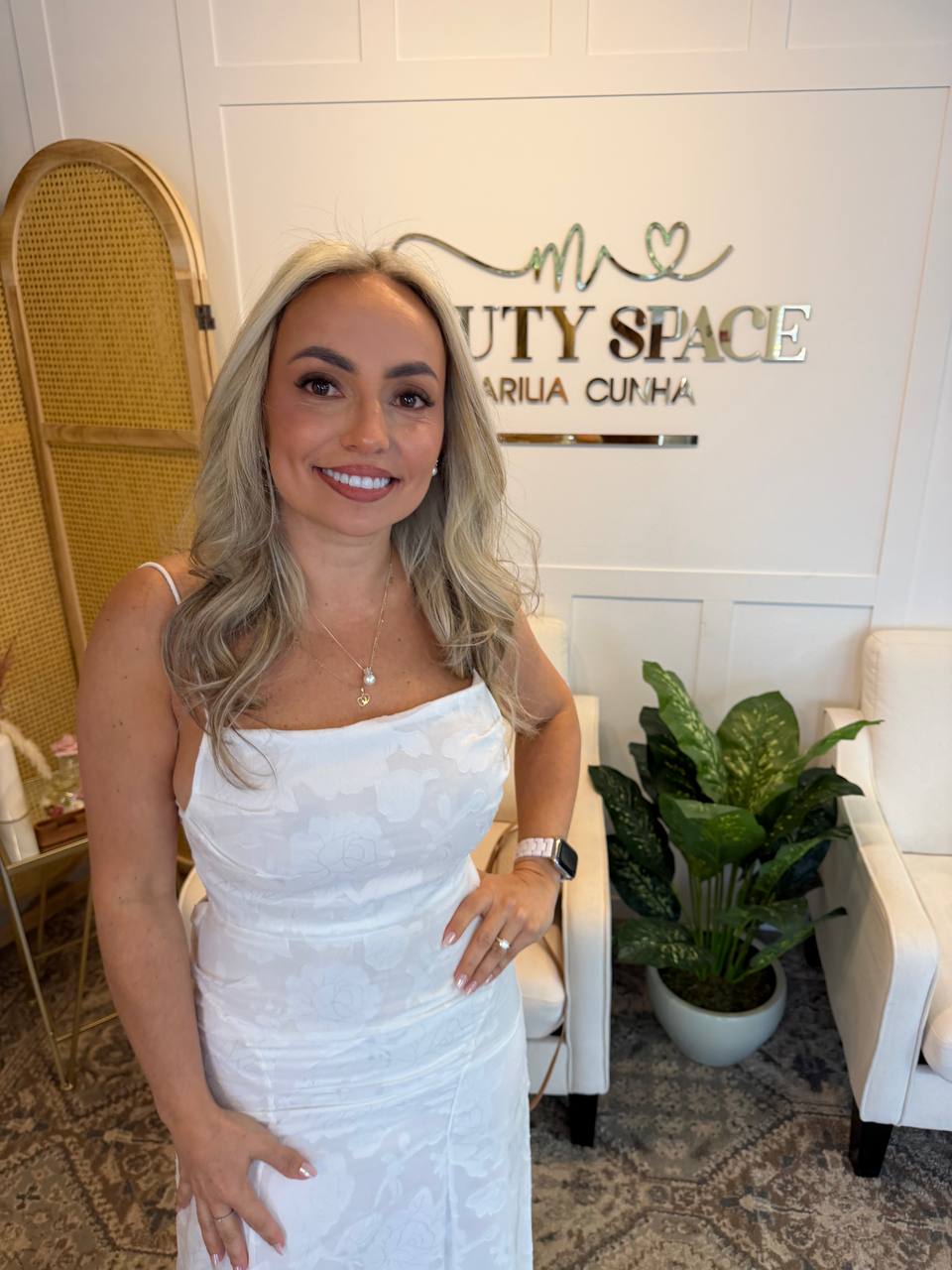 Cliente do Beauty Space com loiro iluminado e ondas