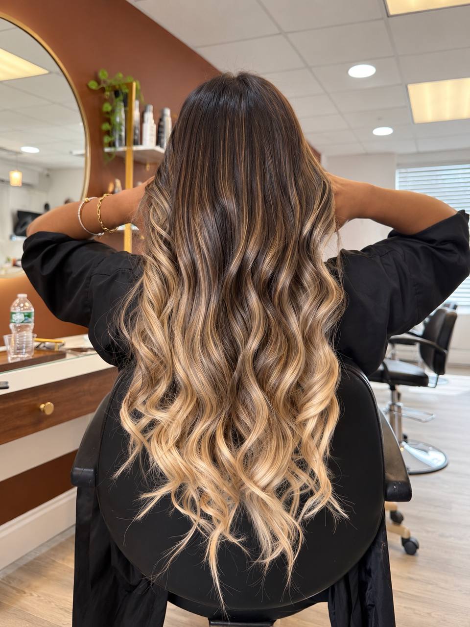 Mega hair invis&iacute;vel com balayage e ondas, feito no Beauty Space
