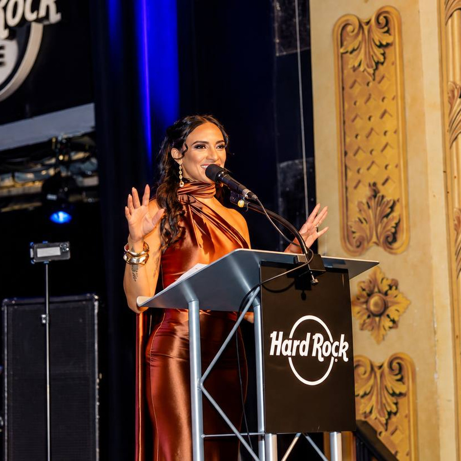 Mar&iacute;lia Cunha discursando no palco do Notable Brazilian Award 2026, em Nova York