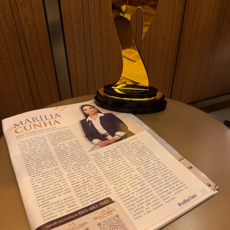 Trof&eacute;u do Notable Brazilian Award ao lado da mat&eacute;ria sobre Mar&iacute;lia Cunha