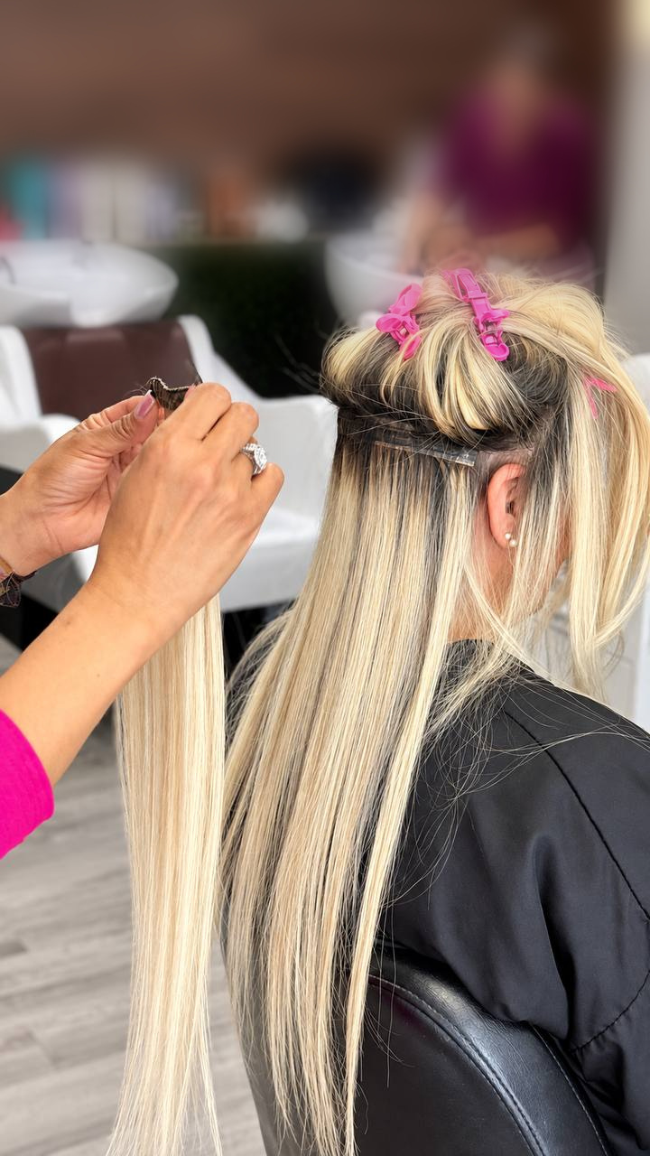 Mega hair invis&iacute;vel aplicado no Beauty Space, cabelo humano brasileiro do Sul